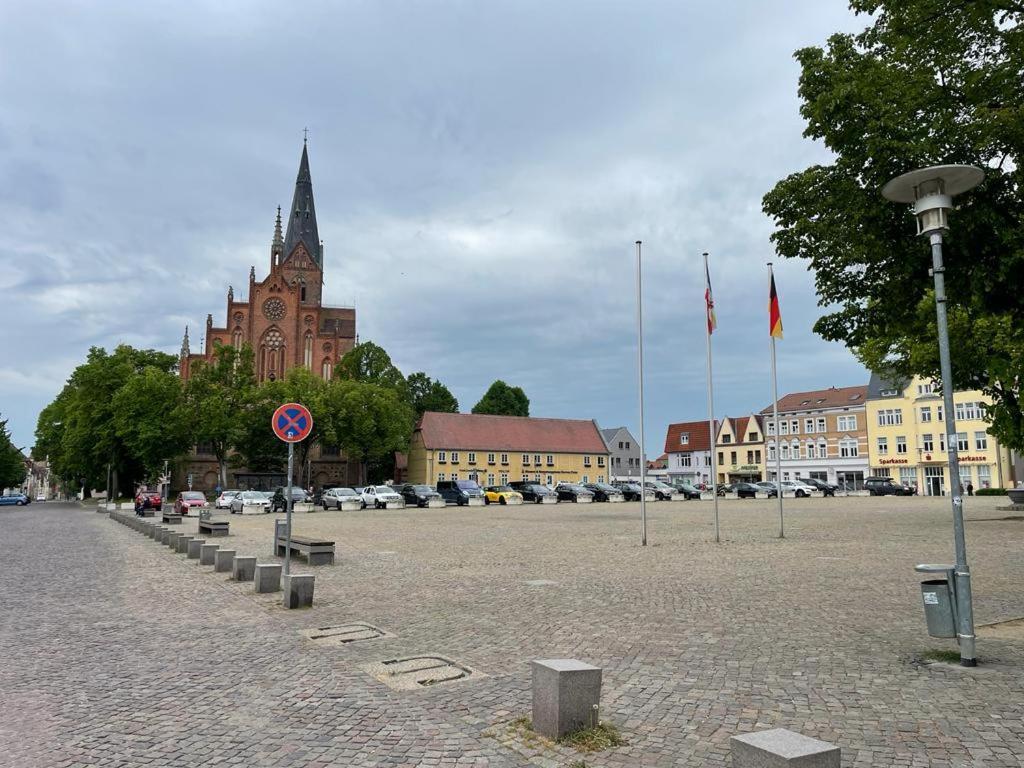 Modern Eingerichtet-Stadtnah-Ferienwohnung Mit Geschirrspueler Und Waschmaschine Friedland  외부 사진